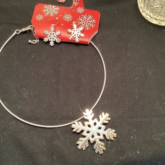 Silvertone Adjustable Snowflake Collar Necklace and Earrings Set - Picture 1 of 5